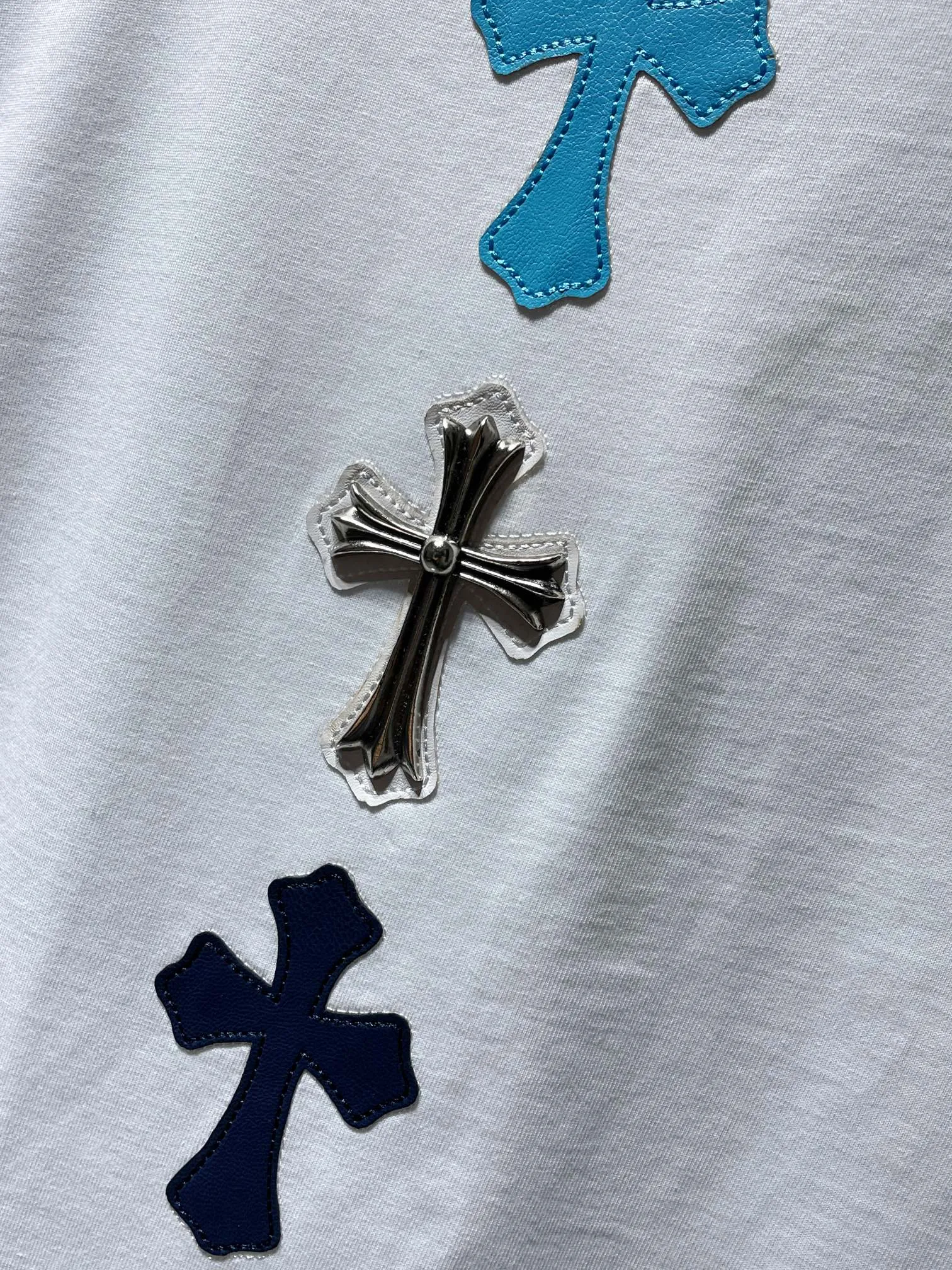 P164 New Chrome Hearts 25ss for summer. High gram weight, environmentally friendly and high-quality top-grade fabric. 260g~270g Chrome Hearts Heavy Industry color leather cross contrasting short sleeves. Counter synchronization. 1:1 replica version. Recommended color: white black. Size: S, M, L, XL.